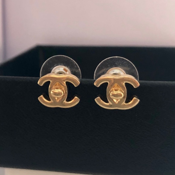 Rare! Chanel gold CC turn lock pierced earrings - Picture 2 of 4